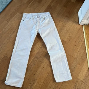 Vita levis 501 W29 L30  - Vita Levis nästan oanvända 