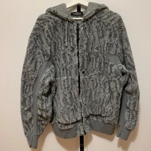 Tjocktröja Stone Island - Säljer min tjocktröja/teddyjacka från Stone Island med huva och dragkedja. Sparsamt använd, storlek L, inga defekter alls - ser och känns ny. Köpte för 5000kr på NK. Pris kan sänkas ordentligt vid snabb affär. Fråga på!