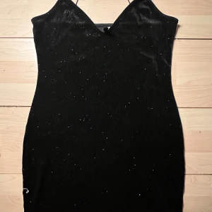 Svart glittrig klänning  - Snygg glittrig svart klänning! Storlek M. Perfekt för en kväll ute eller nyår!!!🎉🪩🍾