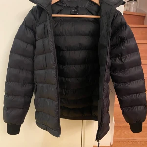 Vinterjacka peak performance  - Vi säljer den här populära vinterjackan från peak performance eftersom den tyvärr har blivit för liten för mig! Skriv vid eventuella frågor 💗    Modell: Tomic Insulated Hood Jacket