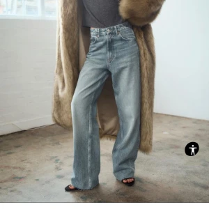 Ljusblå jeans med hög midja - Jeans byxor ifrån zara, helt oanvända, säljer pga 30 dagars öppetköp har gått ut. Köpta för 400 kr, kom med prisförslag. Storlek 36