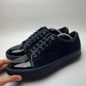 Lanvin skor  - Hej! Säljer nu dessa sjukt snygga Lanvin skor. Skorna är i toppskick! Vi rekommenderar att gå ner en storlek. Har ett begränsat antal boxar och dustbag! Hör gärna av dig vid frågor 