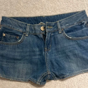 Ljusblåa jeansshorts från Perfect Jeans - Snygga ljusblåa jeansshorts från Perfect Jeans, alltså Ginatricot med klassisk femficksdesign och knappgylf. Fin denim design och ser jättesnygga ut. 