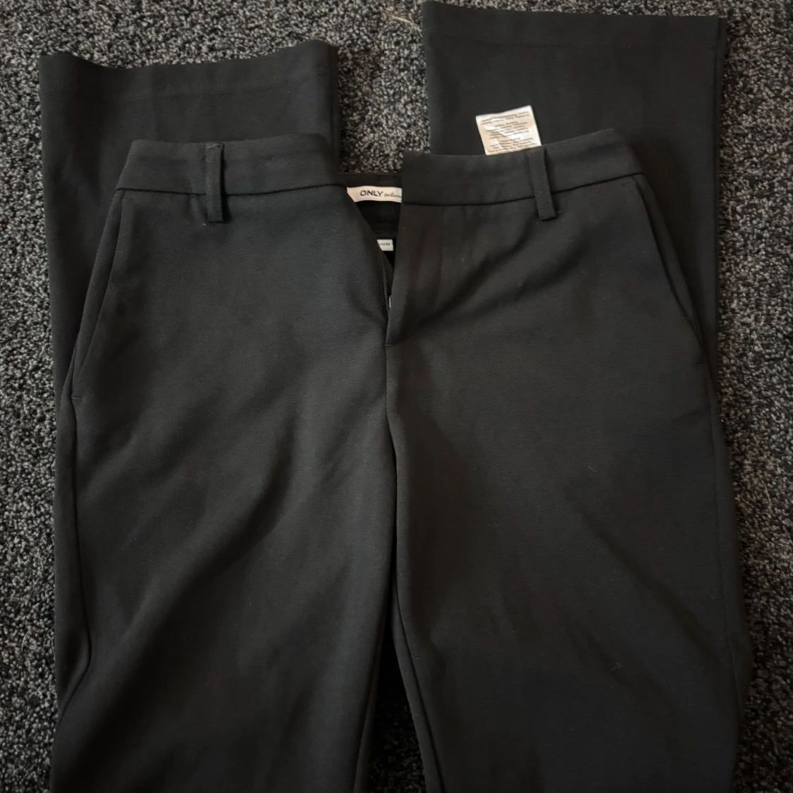 Svarta kostymbyxor från ONLY - 90