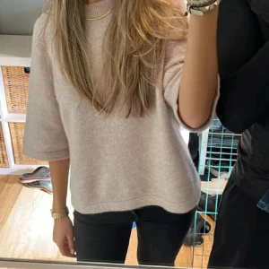 Other stories tröja  - Säljer en stilren beige tröja med trekvartsärm. Mjuk och bekväm att bära. Säljer på grund av att den inte kommer till användning längre 