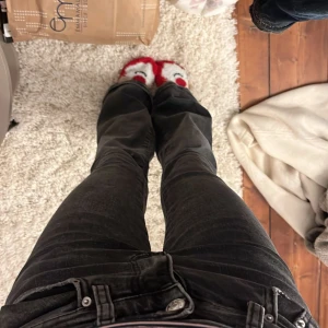 Svarta bootcut jeans  - Snygga gråsvarta jeans från Gina tricot. Använd få gånger. Passformen är normal och har ett lite stretchigt material. Köpt för 499 💕💕
