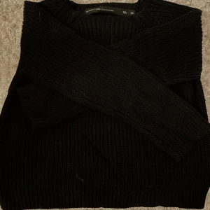 Svart stickad tröja  - Säljer en stilren svart stickad tröja. Tröjan har en klassisk design med långa ärmar och rund halsringning. Perfekt för kyligare dagar.🤍