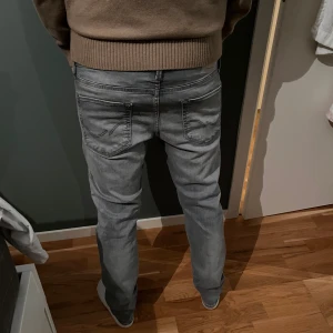 Grå jeansbyxor - Riktigt feta jeans från Jack n Jones. Strlk 30/30. Tveka inte att skriva vid funderingar. 