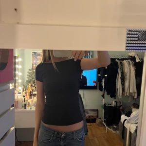 Grå rygglös tröja - Grå tröja från Gina med öppen rygg.