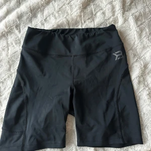 High waist shorts med ficka - Säljer ett par svarta träningsshorts från Betterbodies. Ficka finns. Storlek S. 