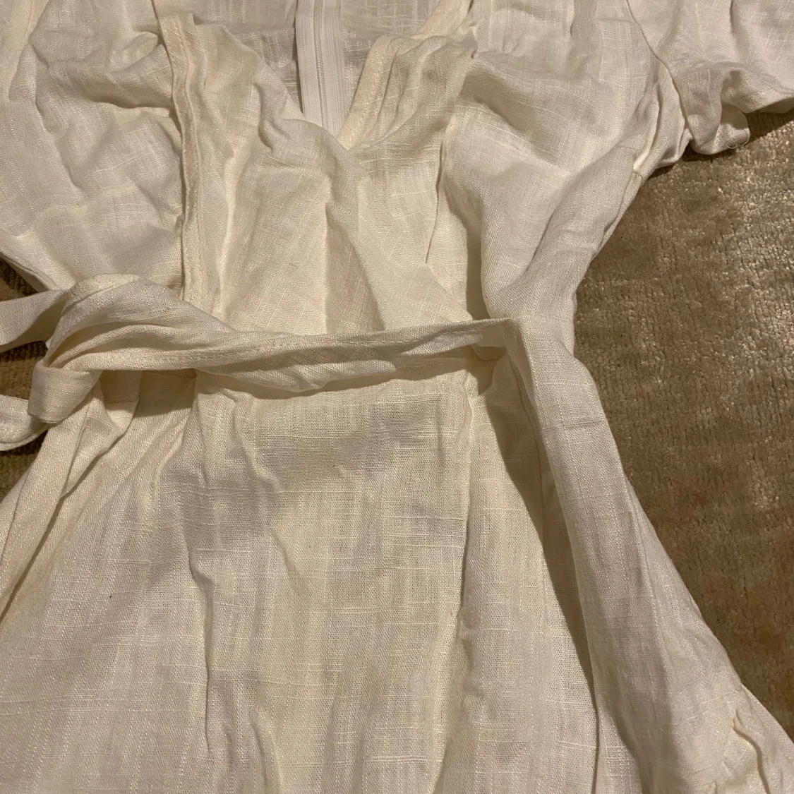 Vit omlottklänning med volang - 90