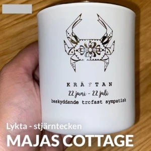 Majas cottage lykta med defekt  - Majas lykta - stjärntecknet kräfta Helt oanvänd - fick den hemskickad med defekt Orginalpris : 80 Mitt pris : 40kr  pga defekt (se bild 2&3)