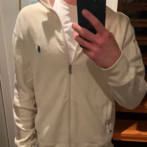 Zip cardigan Ralph lauren  - Säljer en snygg cardigan ifrån Ralph lauren. Tröjan är i använt skick med några defekter därav priset. Hör av dig vid funderingar!!