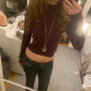 Långärmad tröja - Säljer en vinröd långärmad tröja i ett mjukt material. Tröjan har en lätt tight passform och slutar en bit över byxorna. Perfekt för höst och vinter. Skitsnygg och passar jätte bra med lågmidjat till exempel men även annat. Skriv vig frågor!🤗💗