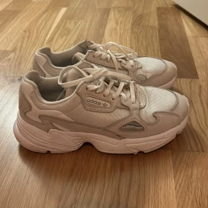 Sneakers från Adidas - Säljer dessa skor då de ej kommer till användning. De är i storlek 36 2/3, passar mig bra som vanligtvis var strl 37. 
