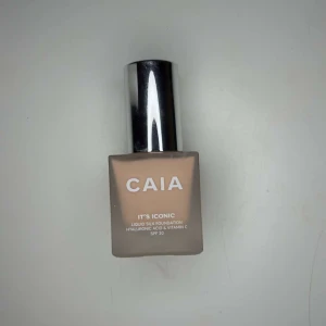 CAIA It's Iconic Liquid Silk Foundation - CAIA It's Iconic Liquid Silk Foundation med hyaluronsyra och vitamin C. Denna foundation har SPF 20 och kommer i en elegant flaska med silverlock. Perfekt för en jämn och strålande hudton. Färg: 1N. Knappt använd, endast 4-5 gånger. Mycket bra skick.