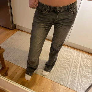 Grå jeans med låg midja - Säljer ett par snygga grå jeans med låg midja. De har en bootcut passform och är perfekta för vardagsbruk. Innerbenslängd-85cm midja-37/38cm. Mina före detta favorit jeans, Jag är 170cm. Waist 27/28