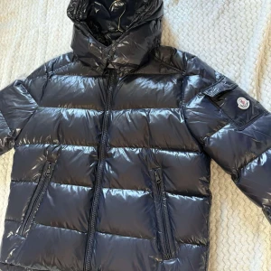Moncler Jacka - Säljer min pojkväns vinterjacka som han fick i present. Jackan är lite för stor för honom därav säljer vi den. Kvitto medföljer inte, men alla tags osv finns på bilderna! Jackan är storlek ”4” vilket motsvarar ”L” . Hör av er för mer information. Kan både mötas upp och frakta om köparen står för kostnaderna. 