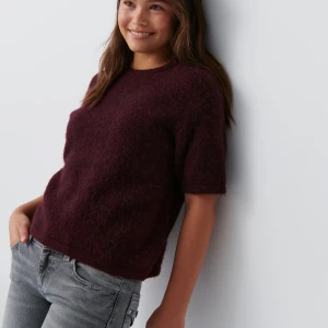 Vinröd stickad tröja. Stl xs - Slut på nätet och i butik!! Säljer en mysig vinröd stickad tröja i kort modell och med korta ärmar. Helt ny! 