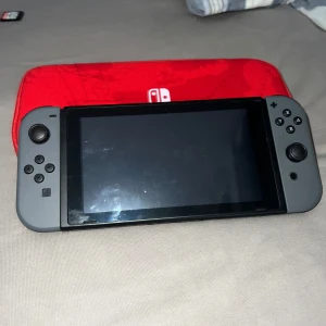 Nintendo Switch med spel och tillbehör - Säljer en nintendo switch som bara är använd ett par gånger. Man får den med laddare och 3 olika spel (super mario odyssey, super mario party och super mario deluxe). Man kan använde den som en kontroll eller vanligt som man ser på bilderna.