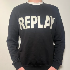 Svart Replay sweatshirt - Replay | Snygg svart sweatshirt från Replay med stort vitt tryck på framsidan | skick 9/10 | vid frågor skriv! Pris går att diskutera!