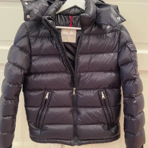 Moncler maya   - Tja säljer nu min moncler pga att den har blivit för liten om det är något är bara fråga 