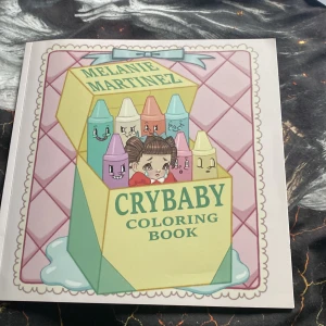 Crybaby Coloring Book - Färgläggningsbok med Melanie Martinez tema, featuring karaktären Cry Baby. Först sidan är dock borta 
