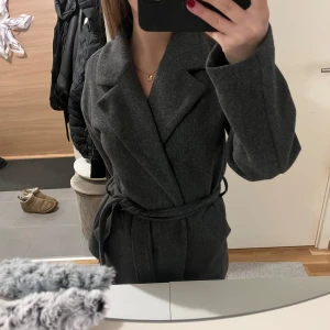 Grå kappa från Vero Moda - Snygg kort grå kappa från Vero Moda i xs.  Oanvänd och vill bli av med kappan. Köpt för 699kr. 