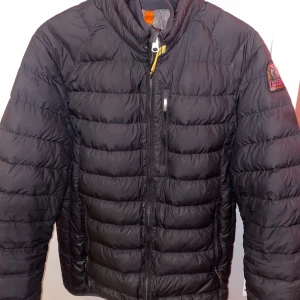 Svart Guiltad Parajumper - Tjo, säljer min PJ jacka då den bara hänger i hyllan nu. Det finns några defekter och det är de lagade hålen på den högra armen men de syns inte när jackan används och sitter på därav är priset inte hugget i sten. Den är i storlek S haft den själv i 4 månader men använd kanske 2,5 månad. Nypris 5.249kr, mitt pris 2.000kr. Hör av er för fler bilder eller eventuella frågor.