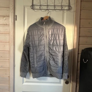 Grå stickad cardigan - Säljer en snygg cardigan. Storlek S men passar även i M. Cardiganen har långa ärmar och ribbade muddar. Perfekt för kyliga dagar, bekväm cardigan. 