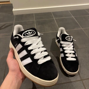 Svarta Adidas Campus  - Säljer nu dessa helt nya adidas campus sneakers! Dem är helt nya och har aldrig blivit använda. Kan diskutera pris vid snabb affär. Kontakta vid minsta fundering😀