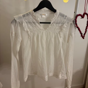 Blus Gina - Säljer min blus från Gina, Young. Den är jättefin och använd väldigt få gånger. 💗💗