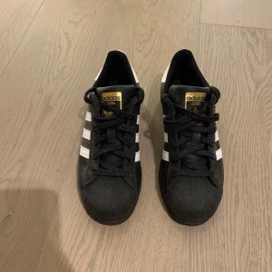 Adidas superstar Black - Nya adidas superstar svarta. Använda en gång. Stl: 36 2/3
