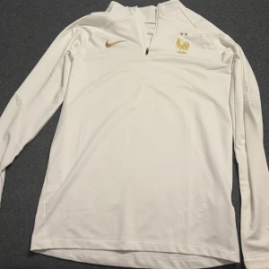 Båda För endast 450kr, real Madrid tröja och Frankrike tröja - Mycket bra skick. Inte kommit till användning båda S. 500kr för båda( billigt pris eftersom som sagt ej kommit till användning och vill få bort ) 300kr styck ifall man köper enskilt