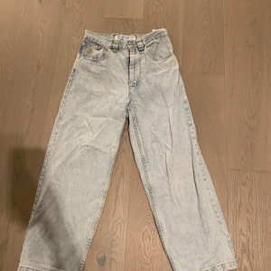 Polor skate co big boy jeans   Stl: xxs - Baggy jeans. Äkta polor skate co big boy jeans. Lite slitna bak i slutet på byxan 