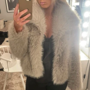 Beige pälsjacka - Säljer denna snygga pälsjacka köpt här på plick🖤Som ny och inga defekter och i storlek S. Skulle säga den är som en M 🖤