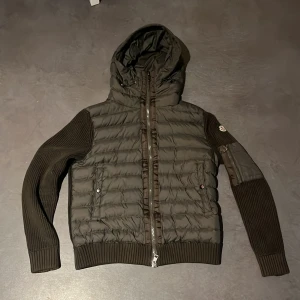 Svart moncler cardigan - Säljer min moncler cardigan för att den är för liten för mig. Det är M men passar bäst till S. Priset är inte fastnålad så kan diskuteras. Tvivla inte att höra av dig vid frågor osv👊🏽👊🏽.
