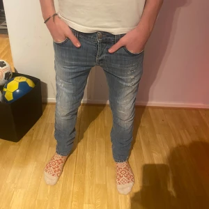 Dondup jeans  - Säljer ett par dondup jeans med slitningar.  Vet ej modellen där av priset annars är skicket 10/10 Modellen är 182 och väger 70 kg dom är slimfit! Hör av er vid minsta lilla fundering 