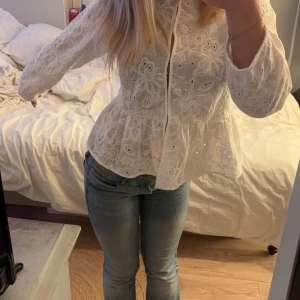 Zara blus - Säljer en söt vit blus från zara med vackra broderier och knappar framtill. Adrig användt den, Säljer pågrund av att den aldrig kom till användning🤍 Lite kort i armarna om man sträcker på sig men annars sitter den bra för en som har storlek xs/s vanligtvis i blusar. Står att den är i storlek S men skulle själv säga att den passar en som har S/XS i storlek. 
