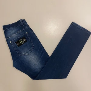 Vintage Stone Island jeans - Riktigt feta vintage Stone Island jeans i bra skick utan hål slutningar eller likande, storlek 30 vilket motsvarar W30 L33