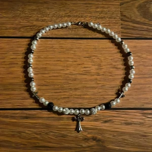 Chrome Hearts pärlhalsband - Säljer denna för jag haft den ett tag men den har inte kommit till använding eftersom jag inte kan stylea den med något. Den är ny och använd bara 2 gånger. korsen är rostfritt stål vilket gör att du kan duscha med halsbandet om det skulle vara så. Passar både killar, tjejer och personer som är inne i streetwear som vill uppgradera sina accessoarer.