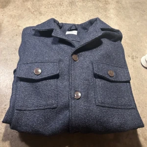 Blå overshirt från John Henric - Snygg blå overshirt från John Henric med knappar och två bröstfickor. Perfekt för lager-på-lager-stil. Tillverkad i ett mjukt material som ger en stilren look.