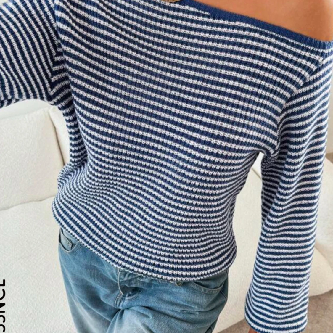 Randig offshoulder tröja i blått och vitt