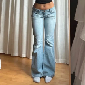 Ljusblå bootcut jeans - Snygga ljusblå bootcut jeans med låg midja. Säljer dessa fina jenas, då de tyvärr är förstora💕Skriv till mig gällande fler frågor!💞