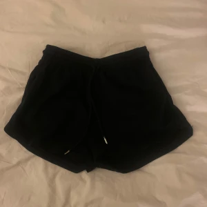 Mjukis shorts - Svarta sköna mjukisshorts i storlek S, säljer då de inte kommer till användning 