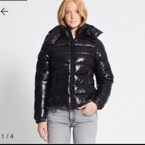  puffer jacket - Säljer en svart puffer jacket från lager 157 i storlek xxs! Den är oöppnad och väldigt efterlängtad.