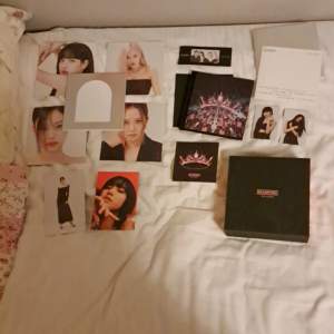 Bra skick alltihop Freebies: Blackpink armband Klistermärken  Photocard Rosé 5 kort