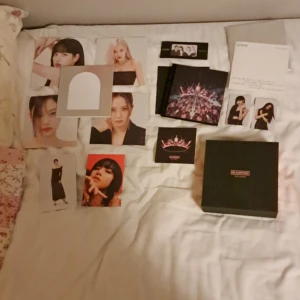 Blackpink album The album+freebies - Bra skick alltihop Freebies: Blackpink armband Klistermärken  Photocard Rosé 5 kort