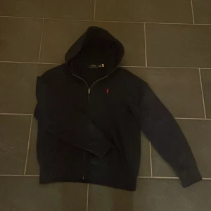 Ralph Lauren hoodie - Tja säljer nu denna snygga Ralph Lauren hoodien i Marinblå färg. Den har inga defekter, storlek M. Hör av dig vid frågor.