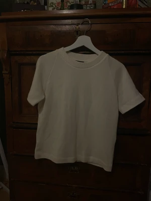 Massimo dutti topp - Stickad t shorts från Massimo dutti, använd 1 gång och i jättefint skick. Perfekt vardagstopp🫶🏻